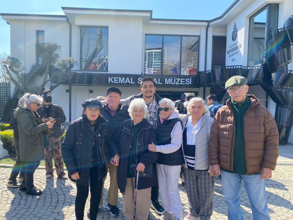 Suadiye Huzurevi Suadiye Şubesi 18 – 24 Mart Yaşlılara Saygı Haftasında Özel Kemal Sunal Müze Gezisi
